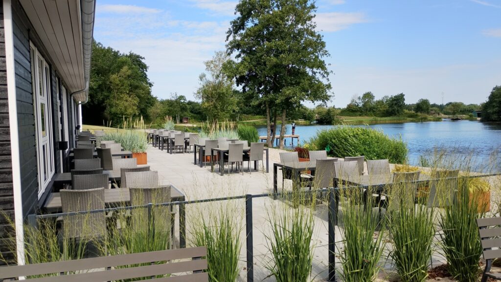 på dette billede ser du terrassen ved Søpavillonen. Der er en udsigt ud over Storesø ved Storkesøen i Ribe.